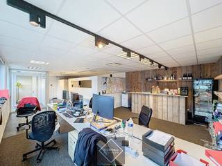 <span><strong><u>INDELING</u></strong>: <br /><u>Gelijkvloers (120m2):</u> Sas - inkomhal - landschapsbureel - eetruimte - kitchenette - sanitaire ruimten (dames/heren) - berging.<br /><u>Eerste verdieping (130m2):</u> landschapsbureel - vergaderzaal<br /><br /><strong><u>AFWERKING</u></strong>:<br />Bevloering in keramische tegels en vasttapijt, overal dubbele beglazing met aluminium schrijnwerk en zonnewering, verlaagd plafond met ingebouwde LED-verlichting, muren bepleisterd en geschilderd.<br /><u>Algemeen</u>: instapklaar en energiezuinig!<br /><br /><strong><u>NUTSVOORZIENINGEN</u></strong>:<br />Elektriciteit, stadswater, AIRCO (warmen en koelen), LED-verlichting, ventilatiesysteem, internet en telefonie.<br /><br /><strong><u>LIGGING</u></strong>:<br />Op een boogscheut van het historisch centrum!<br />Vlot bereikbaar via expresweg en autosnelwegen!<br /><br /><u>* Bijzonderheden</u>:<br />- 5 private parkeerplaatsen voor de deur (inbegrepen in de huurprijs).<br />- Onze referentie op <strong>www.centro.be </strong>: <strong>O0123-3TK</strong> of contacteer ons via <strong><span>050/70.01.02</span></strong></span><br /><br /><strong>- CENTRO | Vastgoed is UW SPECIALIST voor al uw vastgoedtransacties in BEDRIJFSVASTGOED (industrie, handel, kantoren, diensten, ...)</strong>