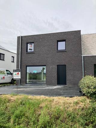 <h2><strong>Ruime moderne HOB met 3 slpk op perceel van 357m²</strong></h2>
<h5><strong>Bouwfase: in afwerking </strong></h5>
<h4><strong>Info & verkoop: 0472 86 02 05 - sara@bcabouwtbeter.be</strong></h4>
<h3>Wonen in alle rust én met alle comfort – Nieuwbouwwoning in Kaprijke</h3>
Een unieke kans in een groene en goed bereikbare omgeving met een mooi uitzicht op de velden. <br /><br />In een rustige verkaveling aan de Zuidstraat in Kaprijke realiseert BCA een stijlvolle nieuwbouwwoning op lot 64.<br />Hier woon je in harmonie met de natuur, terwijl het centrum, scholen, winkels, het station en de E34 en E40 zich op een boogscheut bevinden.<br /><br />Moderne woning plat dak en mooie ruimtelijke indeling (157,20 m²)<br />Deze energiezuinige halfopen bebouwing straalt moderne klasse uit en biedt een zee aan ruimte en licht.<br /><br /><strong>Dankzij de doordachte indeling geniet je van maximaal wooncomfort:</strong><br />✅ Inkom met gastentoilet <br />✅ Lichtrijke zit- en eethoek<br />✅ Berging palend aan de keuken<br />✅ Open leefkeuken met eilandopstelling<br />✅ 3 ruime slaapkamers, waarvan 1 extra ruimte heeft voor dressing<br />✅ Badkamer met grote inloopdouche en dubbel lavabomeubel <br />✅ Apart toilet op de verdieping <br />✅ Extra bergruimte op de verdieping. <br /><br /><strong>Gebruikte technieken: </strong><br />✅ Warmtepomp met vloerverwarming op het gelijkvloers <br />✅ Leidingen voor airco (toestellen optioneel te plaatsen) in de 3 slaapkamers <br />✅ Handdoekradiator in de badkamer <br />✅ Zonnepanelen <br /><br /><strong>Maak er jouw droomwoning van! </strong><br />De woning bevindt zich momenteel in afwerkingsfase. <br />Dit biedt jou de unieke kans om de resterende afwerking volledig naar eigen smaak te kiezen.<br />Als bouwheer beslis je nog zelf over de sanitaire toestellen en keuken: jij bepaalt de stijl van je nieuwe thuis.<br /><br /><strong>Snelle oplevering – binnen de 6 maanden!</strong><br />Deze woning kan reeds binnen 6 maanden na aankoop worden opgeleverd.<br />Ideaal voor wie snel wil verhuizen zonder in te boeten op kwaliteit of personalisatie.<br /><br /><strong>Interesse? Neem vandaag nog contact op!</strong><br />Mis deze unieke woonkans niet.<br />Contacteer onze bouwadviseur voor een bezoek of meer info:<br />📞 0472 860 205 | 09 216 84 51<br />📧 sara@bcabouwtbeter.be<br />BCA – Bouw je toekomst met vertrouwen