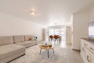 Dit COMPLEET GERENOVEERDE APPARTEMENT (2019-2020) is gelegen in Oostrozebeke, meer bepaald in de Molstenstraat 92 bus 4, en bevindt zich op de...