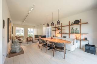 Halfopen, luxueus afgewerkte woning gelegen in Valkenerf in de nabijheid van Duinenwater en de nieuwe golf. Indeling: mooie inkomhal met gastentoilet en vestiaire. Zonnige leefruimte met gashaard. Volledig uitgeruste open keuken (werkblad in natuursteen) en eetkamer uitgevend op de mooi aangelegde tuin et ruim terras. Op de eerste verdieping: master bedroom met aansluitend dressing en ensuite badkamer in natuursteen (dubbele lavabo, douche en toilet). 2de volwaardige slaapkamer met ensuite dressing, bureau en douchekamer. Derde slaapkamer of bureau / tv-hoek. Toilet op de nachthal. Op de tweede verdieping: vierde ruime slaapkamer met aansluitend douchekamer met douche, toilet en lavabo. Wasberging en bureau. Praktische berging en technische ruimte. Garage en parkeerplaats voor de woning. De woning heeft een hoge graad van afwerking (alarm, vloerverwarming, domotica, ingemaakte kasten, travertin, automatische besproeiing, verlichting Deltalight, oplaadpunt voor elektrische wagen,...).