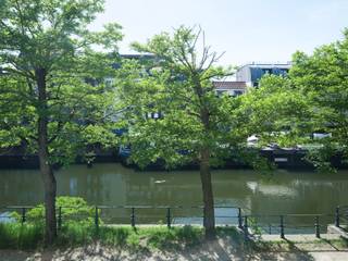 <strong>Klassevolle herenwoning met interieur van Peter Ivens & Bea Mombaers, volwassen stadstuin, inpandige garage en uitzonderlijk zicht op de Visserij.</strong><br /><br /><em>Voor meer informatie: info@carloeggermont.be</em><br /><br />Wonen op een absolute toplocatie aan het water, langs de gegeerde <strong>Ferdinand Lousbergskaai</strong>.<br /><br />Achter de elegante gevel van deze 19de-eeuwse herenwoning schuilt een uitzonderlijk stijlvolle stadswoning, afgewerkt met een ongeëvenaarde aandacht voor detail. Het interieur, vormgegeven door <strong>interieurarchitect Peter Ivens</strong> en <strong>Bea Mombaers</strong>, creëert een perfecte balans tussen ruimtelijkheid, intimiteit, licht en zichtlijnen.<br /><br />De woning beschikt over vier kamers, waarvan momenteel één ingericht is als bureau en één als dressing, 2 slaapkamers en aangevuld met twee volwaardige badkamers.<br /><br />Naast de gegeerde ligging onderscheidt deze eigendom zich door haar prachtig aangelegde stadstuin, ruime inpandige garage, mogelijkheden voor een combinatie van wonen en werken én de fenomenale zichten over het water van de Visserij.<br /><br /><u>Gelijkvloers</u><br />Een indrukwekkende, extra hoge glazen inkomdeur verwelkomt u in een karaktervolle inkom- en traphal die alle grandeur van een klassieke herenwoning uitstraalt.<br />Vooraan bevindt zich een eerste salon, momenteel ingericht als eetkamer, met aansluitend een gezellige leefruimte die dankzij de originele deuren afzonderlijk kan worden afgesloten.<br />Een halve verdieping lager (gelijkvloers) bevindt zich een polyvalente ruimte die vandaag dienstdoet als dagelijkse eetplaats. Deze staat in directe verbinding met de bijzonder stijlvolle en tijdloze keuken en biedt toegang tot de prachtig aangelegde stadstuin — een groene en rustgevende oase midden in de stad.<br />Verder vinden we op dit niveau een gastentoilet, toegang tot de kelder met wasruimte en de inpandige garage.<br /><br /><u>Eerste verdieping</u><br />Via de authentieke trap bereiken we eerst het bordes waar zich een eerste kamer bevindt, momenteel ingericht als bureau, evenals een tweede apart toilet.<br />Een half niveau hoger opent zich een indrukwekkende leefruimte met doorzonkarakter, hoge plafonds, authentieke schouw, plankenvloeren en een adembenemend uitzicht over het water. Deze verdieping herbergt een tweede salon en eetruimte, afgewerkt met hoogwaardig maatwerk waarin onder meer de televisie discreet werd geïntegreerd. Als extra hebben we nog toegang tot een dakterras met zicht op de tuin.<br /><br /><u>Tweede verdieping</u><br />Vandaag is deze verdieping volledig ingericht als ‘masterverdieping’. Hier bevinden zich een ruime slaapkamer, een tweede kamer die momenteel dienstdoet als dressing (kan ook een slaapkamer worden) en een eerste badkamer uitgerust met een inloopdouche, wastafel en toilet.<br /><br /><u>Bovenste verdieping</u><br />Ook hier wordt de uitzonderlijke ruimtelijkheid van de woning verdergezet. De slaapkamer geniet van een indrukwekkende plafondhoogte dankzij de open nokconstructie.<br />Aansluitend bevindt zich de tweede badkamer, voorzien van ligbad, inloopdouche, dubbele wastafel en toilet. Boven de badkamer werd bovendien een praktische mezzanine ingericht.<br /><br /><strong>Een unieke kans.</strong><br /><br />Deze uitzonderlijke herenwoning combineert historische charme, architecturale verfijning en hedendaags wooncomfort op een van de meest gegeerde locaties van Gent.<br /><br /><strong>Een zeldzame opportuniteit voor wie op zoek is naar een unieke woonbeleving aan het water.</strong>