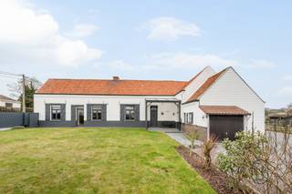 Built on a plot of more than 5,000 m² on the heights of Kain, at the entrance to Mont Saint-Aubert, this charming single-storey farmhouse, to...