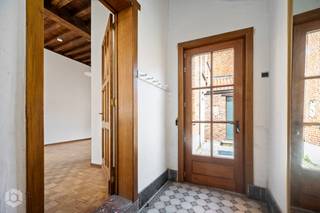 <p>Gelegen in het charmante begijnhof in Mechelen, vindt u deze karaktervolle woning. De centrale ligging zorgt ervoor dat u binnen handbereik beschikt over diverse voorzieningen en het bruisende stadsleven van Mechelen. <br /> </p>
<p>Bij het binnenkomen van de woning wordt u verwelkomd in een ruime woonkeuken die meteen een warme en gezellige sfeer uitstraalt. De eetruimte vormt de ideale plek om samen te tafelen en te genieten van gezellige momenten. Op de eerste verdieping bevindt zich het gezellige salon waar u heerlijk kunt ontspannen. Daarnaast beschikt de woning over drie ruime slaapkamers, elk met hun eigen karakter en mogelijkheden. Verder is er een badkamer aanwezig en bieden zowel de zolder als de kelder extra praktische bergruimte. Ook buiten heeft deze woning heel wat charme te bieden. Het gezellige stadstuintje vormt een fijne plek om in alle rust te genieten. Met een doordachte renovatie heeft deze woning alles in zich om uit te groeien tot een warme thuis. <br /><br />Dit is een unieke kans voor wie op zoek is naar een woning met karakter in het begijnhof van Mechelen. Wilt u meer weten over deze woning? Contacteer ons voor meer informatie op 0476/09 84 85 of neem een kijkje op www.boonstravastgoed.be.<br /><br />Bijzonderheden:<br />- 3 sls<br />- Top locatie<br />- 153 m² bew. opp.<br />- Beschermd erfgoed</p>
