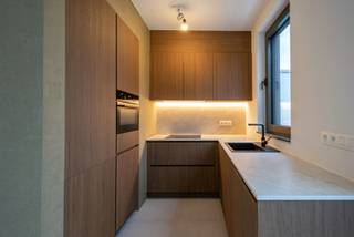 <p>Residentie “Gouwberg” omvat 6 kwalitatieve nieuwbouwappartementen met een ruim zuidgeoriënteerd terras.<br />De combinatie van moderne architectuur, hoogwaardige materialen en hedendaags wooncomfort maken dit project bijzonder aantrekkelijk voor wie comfortabel, energiezuinig en toekomstgericht wil wonen.</p>
<p><strong>APPARTEMENT 2.2 2<sup>DE</sup> VERDIEPING RECHTS<br /></strong><strong>Inkomhal</strong> op tegel met gastentoilet en handenwasser.<br /><strong>Woonkamer</strong> op tegel met open keuken en toegang tot het zonnige <strong>terras</strong>.<br /><strong>Keuken</strong> op tegel voorzien van een inductiekookplaat, ingebouwde koelkast, diepvriezer, vaatwasser, combi-oven, dampkap en spoelbak.<br /><strong>Berging/technische ruimte </strong>op tegel.<br /><strong>2 </strong>ruime<strong> slaapkamers</strong> op tegel.<br /><strong>Badkamer</strong> met inloopdouche, dubbel lavabomeubel, spiegelkasten en aansluiting voor wasmachine en droogkast.<br />Gezellig deels <strong>overdekt</strong> <strong>terras</strong>.</p>
<p>Alle appartementen hebben toegang tot de <strong>gemeenschappelijke tuin</strong> en <strong>fietsenberging</strong>.</p>
<p><strong>Verplicht bij aan te kopen van een autostaanplaats en ondergrondse kelderberging.</strong></p>
<p><strong>BIJZONDERHEDEN<br /></strong>Lift, schrijnwerk aluminium “Reynaers”, videofoon, individuele vloerverwarming via warmtepomp, zonnepanelen.</p>
<p><strong>POSITIEVE ASPECTEN<br /></strong>EPC-label “A”<br />Zéér goede bereikbaarheid<br />Ruim terras & slaapkamers<br />Ideale opbrengsteigendom<br />Fraai uitzicht op aangelegde tuin<br />Gelegen vóór het dorp van Schilde<br />Volledig afgewerkte appartementen<br />Mogelijkheid tot aankoop aan 6% btw</p>
<p><strong>PRIJZEN<br /></strong>Grondaandeel: € 101.475, -<br />Registratierechten (12%): € 12.177, -<br />Constructieaandeel: € 267.525, -<br />BTW (6%): € 16.052, -<br />_________________________________________</p>
<p><strong>TOTAALPRIJS: € 397.229, -</strong></p>
<p><strong>OF</strong></p>
<p>Grondaandeel: € 101.475, -</p>
<p>Registratierechten (12%): € 12.177, -</p>
<p>Constructieaandeel: € 267.525, -</p>
<p>BTW (6%): € 56.180, -</p>
<p>_________________________________________</p>
<p><strong>TOTAALPRIJS: € 437.357, -</strong></p>
<p><strong>6% BTW MOGELIJK INDIEN:</strong></p>
<ul>
<li>de woonruimte minder dan 200 m² bedraagt.</li>
<li>u er minstens 5 opeenvolgende jaren blijft wonen.</li>
<li>het uw enige en eigen privéwoning betreft of verhuur voor minstens 15 jaar een privépersoon of vennootschap.</li>
<li>uw eigen woning binnen de 2 jaar na de aankoopakte verkocht wordt.</li>
</ul>
<p>(*) Prijzen exclusief notariskosten en aansluitingskosten nutsvoorzieningen.<br />(*) Prijzen exclusief aandeel in de kosten voor de basisakte.<br />(*) Prijzen exclusief inbouwkasten, dressingkasten en vestiairekast.</p>