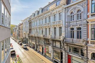 Ontdek deze charmante studio, gelegen op de bruisende Brabantdam in Gent. De studio maakt deel uit van een kleinschalige residentie zonder syndicus, waardoor er beperkte gemeenschappelijke kosten zijn. Een absolute troef!De centrale ligging maakt dit appartement bijzonder aantrekkelijk: op wandelafstand vind je winkels, horeca, openbaar vervoer en alle troeven van het stadscentrum.Indeling van de studio:inkomhal - ruime leefruimte met keuken - badkamer met douche, toilet en lavabo.De gemeenschappelijke kosten onder de vorm van een forfait bedragen 60 euro/maand, en dienen voor het onderhoud van de gemene delen en privatief verbruik.Onmiddellijk beschikbaar