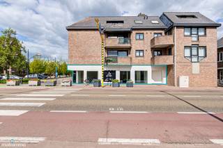 LICHTRIJK HANDELSPAND (174M<sup>2</sup>) MET VEEL VISIBILITEIT OP EEN TOPLOCATIE IN BEVERST<br /><br /><span>*** Bekijkt U dit handelspand via een aanverwante website? Surf dan naar https://matisimmo.be/nl/aanbod/4417551/handelsgelijkvloers-te-koop-in-3740-bilzen en klik op volgende link voor het INTERACTIEF GRONDPLAN: https://grondplan.matisimmo.be/grondplan/?map=BilzenSintGertrudisplain26 ***</span><br /><br /><span>Dit handelspand is gelegen in Beverst, een deelgemeente van Bilzen, langs de doorgaande weg van Bilzen-Diepenbeek met veel passage. Het gezellige stadscentrum van Bilzen is op minder dan 8 minuten bereikbaar met de auto. Tevens geniet deze ligging van allerlei faciliteiten in de omgeving en een vlotte verbinding naar de op- en afritten.</span><br /><br /><span>Het pand is volledig gelijkvloers gelegen en via de hoofdingang aan de voorkant is het pand toegankelijk. Hier bevindt zich eveneens een gastentoilet. Verder is er één grote open ruimte, 4 afzonderlijke ruimtes (evt. keuken, eetkamer, bureau,...) en twee aparte toiletten. Laden en lossen is heel gemakkelijk via de elektrische poort aan de zijkant van het gebouw.</span><br /><br />Dit voormalig bankkantoor werd in 2010 herbestemd naar een bakkerij en in 2024 naar kantoorruimte. Dankzij de voortreffelijke ligging en voldoende parkeergelegenheid op het Sint-Gertrudisplein geniet dit pand van veel visibiliteit en een goede bereikbaarheid. <br /><br /><span>Bent u geïnteresseerd en wenst u graag meer info of een bezichtiging? Contacteer ons vrijblijvend voor meer informatie of een afspraak ter plaatse via 089/44 00 00 of info@matisimmo.be</span><br /><br />De vermelde woonoppervlakte is steeds de bruikbare vloeroppervlakte overgenomen uit het EPC-verslag.