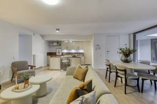 Instapklaar, gelijkvloers appartement (131m² bewoonbare oppervlakte, EPC 144) in de Brugse binnenstad. Dit gelijkvloers appartement (°2010) te koop in residentie "Benson" bevindt zich nabij de Gouden-Handrei, Augustijnenrei, Spiegelrei, Jan van Eyckplein, Markt van Brugge... Tevens beschikt dit onroerend goed over 3 ruime slaapkamers, 2 badkamers, terras (23m²) en de mogelijkheid tot het aankopen van 2 autostaanplaatsen (nr. 10 &amp; nr. 11 aan 45.000,00 euro per autostaanplaats).Verkoop onder registratierechten. Lift aanwezig.Indeling (circa 131m²) - gelijkvloers:- Inkomhal (3m²);- leefruimte (46m²) met open keuken voorzien van keramische kookplaat, dampkap, vaatwasser, koelkast, oven, gootsteen en kastruimte;- via het schuifraam verkrijgt men toegang tot het terras (23m²);- ruime slaapkamer 1 (20m²) met aansluitend badkamer 1 (6,5m²) voorzien van dubbele lavabo in meubel, toilet en ligbad met douchemogelijkheid;- nachthal met afzonderlijk toilet;- praktische, ruime berging (6,5m²) met aansluiting voor wasmachine;- slaapkamer 2 (13m²);- slaapkamer 3 (14m²);- badkamer 2 (6,5m²) voorzien van dubbele lavabo, toilet en inloopdouche.Niveau -1: - Mogelijkheid tot het aankopen van 2 autostaanplaats nr. 10 &amp; nr. 11 (€ 45.000,00 per staanplaats);- gemeenschappelijke fietsenberging.