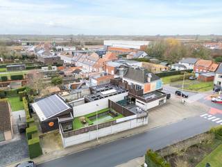 Ontdek deze uitzonderlijke commerciële eigendom in het centrum van Sint-Eloois-Winkel. Dit veelzijdige handelspand combineert meerdere functies...