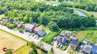 <p><span>Bouwgrond met vergunning voor exclusieve circulaire villa nabij de Dijle Muizen</span></p><p><span> </span></p><p><span>In het landelijke Muizen komt een bijzonder project tot leven: een circulaire villa op paalfundering, ontworpen door </span><span>S3 Architecten &amp; Bautonic</span><span>. Dankzij de innovatieve bouw op palen is de woning perfect afgestemd op de nabijheid van de Dijle.</span></p><p><span> </span></p><p><span>Wat koop je? </span><span>De grond mét de bouwvergunning en plannen.</span><span> Een kant-en-klaar dossier dus, waarbij je meteen kan starten met bouwen. Het ontwerp streeft naar een </span><span>BEN20-woning</span><span> met onder andere geothermie.</span></p><p><span> </span></p><p><span>De villa bestaat volgens de vergunning uit 2 bouwlagen, een ruime leefruimte met open keuken en bureau op het gelijkvloers, en 3 slaapkamers met 2 badkamers op de verdieping. Grote glaspartijen brengen de tuin maximaal binnen.</span></p><p><span> </span></p><p><span>Een unieke kans voor wie droomt van een duurzame en vooruitstrevende woning op een prachtige locatie!</span></p><p><span> </span></p><p><span>Meer info of de plannen inkijken? Contacteer ons vandaag nog!</span></p><p><span> </span></p><p><span>015 20 36 00 - info@domoxim.be </span></p><p><span> </span></p><p><span>domoXim. Waar dromen thuis komen!</span></p><p><span> </span></p><p><span>Ook de waarde van je </span><span>eigen </span><span>woning kennen? Wij geven je graag advies.</span></p>