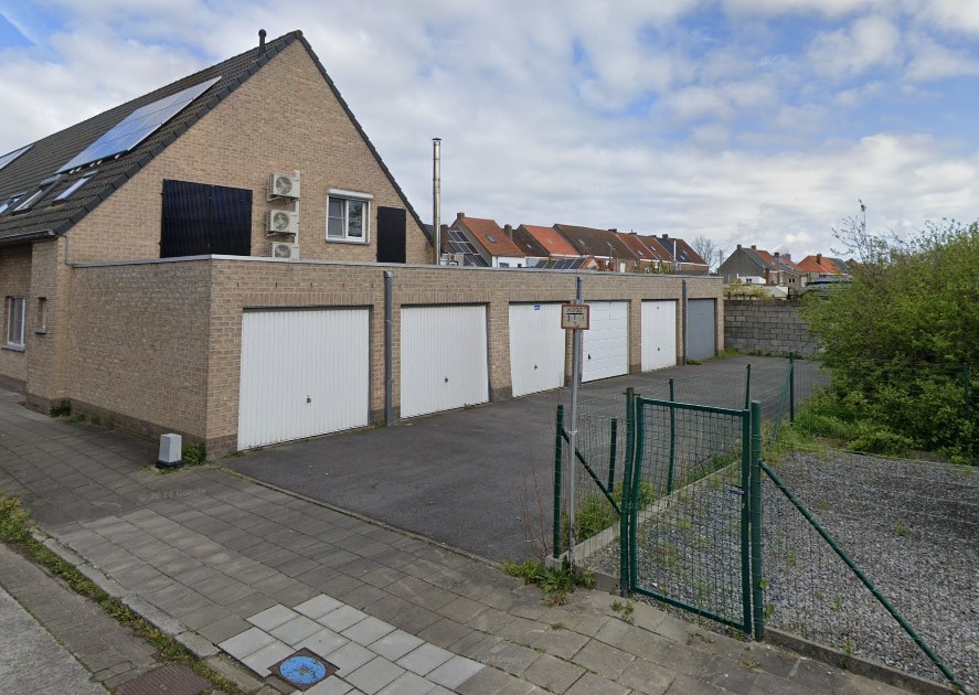 Gesloten garagebox op gunstige locatie - foto 1
