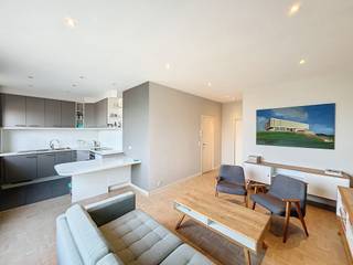 IXELLES, vlakbij het Tenboschpark, gemeubileerd penthouse van ±50 m² op de bovenste verdieping. De indeling is als volgt: hal met toilet en...