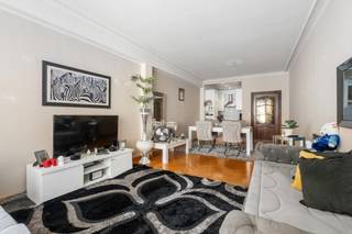 <p><span>Appartement centraal gelegen </span></p><p><span>Ontdek dit instapklare appartement van 66 m² in centrum Antwerpen. Dankzij de uitstekende centrale ligging bevindt u zich op wandelafstand van het </span><span>Centraal Station, de Antwerpse Zoo</span><span>, tal van winkels, restaurants en gezellige horecazaken. Bovendien geniet u van een vlotte verbinding met het openbaar vervoer en de belangrijkste invalswegen.</span></p><p><span>Bij het betreden van het appartement komt u terecht in een inkomhal die toegang biedt tot alle ruimtes. Vooraan bevindt zich de</span><span> lichtrijke leefruimte met een open keuken</span><span>, wat zorgt voor een aangename en open woonbeleving.</span></p><p><span>Vanuit de hal bereikt u tevens het toilet en de badkamer. Achteraan het appartement bevindt zich een ruime slaapkamer met toegang tot een balkon, waar u in alle rust kunt genieten van de buitenlucht.</span></p><p><span>Als extra troef beschikt het appartement over een ondergrondse auto staanplaats, wat in deze centrale buurt een absolute meerwaarde vormt.</span></p><p><span>Troeven:</span></p><ul><li><span>Centrale ligging in Antwerpen </span></li><li><span>Bewoonbare oppervlakte van 66 m² </span></li><li><span>Lichtrijke leefruimte met open keuken </span></li><li><span>Ruime slaapkamer met balkon </span></li><li><span>Apart toilet </span></li><li><span>Ondergrondse autostaanplaats (reeds verkocht)</span></li><li><span>Op wandelafstand van het Centraal Station, de Zoo, winkels en horeca </span></li><li><span>Uitstekende bereikbaarheid met openbaar vervoer en belangrijke invalswegen</span></li></ul><p><span> </span></p><p><span>Extra</span></p><p><span> </span></p><p><span>•  EPC: 139 kWh/m²/jaar (Label B)</span></p><p><span>•  Maandelijkse kosten (water, CV, syndicus, blokpolis, onderhoud en verbruik gemeenschappelijke delen) : €170</span></p><p><span>•  Auto staanplaats reeds verkocht</span></p>