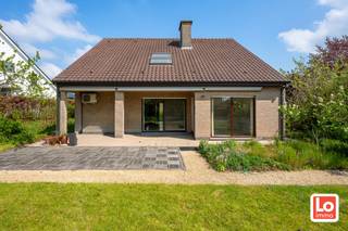Deze ruime, rustig gelegen (kangoeroe)woning bevat op het gelijkvloers een inkomhal met gastentoilet, een ruime en lichtrijke leefruimte met aansluitend een volledig geïnstalleerde keuken. Zowel de leefruimte als de keuken geven uit op een groot terras en de tuin. Verder op het gelijkvloers zijn er nog twee ruime slaapkamers en een badkamer met douche, was meubel en toilet. Op de eerste verdieping is er een afzonderlijk toegankelijke studio met een ruime nachthal, leefruimte met open volledig geïnstalleerde keuken, een ruime slaapkamer en een badkamer met douche, was meubel en een toilet. <strong>Op de eerste verdieping kunnen er meerdere slaapkamers worden voorzien zodat dit een heel ruime eengezinswoning wordt!</strong> De woning beschikt over alle comfort en wordt verwarmd met elektrische vloerverwarming op het gelijkvloers en elektrische convectoren op de eerste verdieping. Het buitenschrijnwerk bestaat uit PVC met dubbel glas. De totale oppervlakte van het perceel is 965m².<br />Wil u deze ruime woning met heel wat potentieel op een toplocatie nabij het centrum van Lochristi bezoeken? Stuur een mail naar gunther@loimmo.be en wij nemen contact met u op. GEEN TELEFONISCHE AFSPRAKEN!