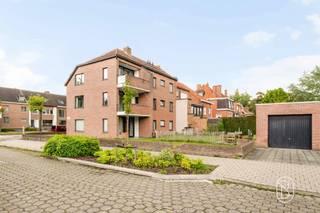 <p>Appartement de plain-pied idéalement situé, avec 2 chambres et un jardin ensoleillé, à proximité du centre de Courtrai ! Garage indépendant.<br />Situé dans l'une des avenues les plus prisées de Courtrai.</p><p>Vous recherchez un appartement prêt à emménager dans un endroit calme mais central ? Alors ce charmant appartement de plain-pied vaut vraiment le détour !</p><p>Situé à proximité du centre de Courtrai, vous bénéficierez ici d'une excellente accessibilité, tout en profitant d'un cadre de vie agréable et paisible.</p><p>Agencement : hall d'entrée avec toilettes séparées pour les invités, pièce à vivre lumineuse avec accès direct à la terrasse et au jardin ensoleillé, cuisine équipée, couloir, 2 chambres à part entière et une salle de bains avec lavabo et douche.</p><p>Il est également possible d'acquérir un garage privé.</p><p>Atouts : Prêt à emménager, emplacement de choix à proximité du centre de Courtrai, jardin et terrasse ensoleillés, chauffage central au gaz naturel, double vitrage, installation électrique conforme, très lumineux</p><p>Idéal pour les jeunes ménages, les couples ou les investisseurs !<br />Intéressé(e) ? Organisez vite votre visite via IMMO BEGUIN : tessa@immobeguin.be</p>