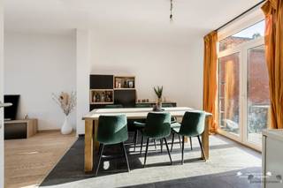 <p><span>Ben je op zoek naar een instapklare woning met karakter, ruimte én een mooie buitenomgeving? Dan is deze verzorgde rijwoning op een perceel van 3are42 aan de Kempische Steenweg 207 in Hasselt zeker een bezoek waard.</span></p><p><span>De woning dateert oorspronkelijk uit 1934, maar werd in 2013 volledig gerenoveerd. Hierdoor combineert ze de uitstraling van een oudere woning met het comfort van een hedendaagse woonst. Met een EPC-label C is bovendien geen renovatieverplichting van toepassing.</span></p><h3><span>Een woning met ruimte en mogelijkheden</span></h3><p><span>Via de inkomhal kom je binnen in een ruime leefruimte, waar veel natuurlijk licht binnenvalt. Vanuit de leefruimte heb je rechtstreeks toegang tot het terras en de diep uitgestrekte tuin. Een absolute troef voor wie graag buiten vertoeft, kinderen wil laten spelen of gezellig wil genieten met familie en vrienden.</span></p><p><span>Aansluitend bevindt zich de aparte keuken, praktisch ingericht en afgescheiden van de leefruimte. Verder beschikt het gelijkvloers over een aparte wasruimte en een afzonderlijk toilet. Via een extra toegangsdeur bereik je rechtstreeks de tuin, wat bijzonder praktisch is voor dagelijks gebruik.</span></p><p><span>Op de eerste verdieping bevinden zich twee slaapkamers en een badkamer, uitgerust met een badkamermeubel, toilet en douche.</span></p><p><span>De tweede verdieping biedt nog een derde, ruime slaapkamer. Daarnaast is er een aparte berging, ideaal als opbergruimte, dressing of praktische bergruimte.</span></p><h3><span>Ligging</span></h3><p><span>De woning is gelegen aan de Kempische Steenweg, een belangrijke verbindingsas in Hasselt. Vanuit deze locatie zijn het centrum van Hasselt, winkels, scholen, horeca en diverse voorzieningen vlot bereikbaar. Ook de belangrijkste invalswegen en verbindingen richting omliggende gemeenten zijn gemakkelijk bereikbaar.</span></p><p><span>De combinatie van een centrale ligging, een praktische indeling en een diepe tuin maakt deze woning interessant voor zowel gezinnen als starters of investeerders.</span></p><h3><span>De troeven op een rij</span></h3><ul><li><span>Instapklare rijwoning</span></li><li><span>Volledig gerenoveerd in 2013</span></li><li><span>EPC-label C, geen renovatieverplichting</span></li><li><span>Diep uitgestrekte tuin</span></li><li><span>Centrale ligging in Hasselt</span></li></ul><p><span>EPC: label C<br />EPC-code: 20200624-0002286161-RES-1</span></p><h3><span>Interesse?</span></h3><p><span>Interesse gewekt? Plan dan zeker een bezoek en ontdek zelf de ruimte, mogelijkheden en aangename buiten omgeving van deze woning. Bel ons op 011 199 991 of schrijf een bericht naar<br /><span>info@janssenenjanssen.be</span></span></p>