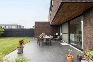 Te koop te Zele!<br />Gelegen op een rustige locatie in de gegeerde Smeiersberg te Zele, bevindt zich deze ruime en lichtrijke woning die comfort, functionaliteit en een aangename woonomgeving perfect combineert.<br />Via de inkomhal, voorzien van een apart gastentoilet, betreedt u de woning. Vervolgens komt u terecht in de royale leefruimte met open, volledig geïnstalleerde keuken. Dankzij de grote raampartijen geniet u hier van een prachtig zicht op de fraai aangelegde tuin, waardoor binnen- en buitenleven naadloos in elkaar overvloeien. De open indeling en de overvloedige lichtinval creëren een aangename en warme sfeer.<br />Op de eerste verdieping bevindt zich een ruime zithoek die perfect kan dienen als extra leefruimte. Daarnaast is er een afzonderlijke bureauruimte aanwezig, ideaal voor thuiswerk of als hobbykamer. Verder beschikt deze verdieping over een tweede toilet, een ruime master bedroom met aansluitend een volledig uitgeruste en conforme badkamer, alsook een praktische berging/wasruimte.<br />De bovenste verdieping biedt tal van mogelijkheden. Momenteel is er een tweede badkamer met douche aanwezig, evenals een technische ruimte. Dankzij de royale oppervlakte kan deze verdieping eenvoudig worden ingedeeld in meerdere slaapkamers volgens de wensen en behoeften van de toekomstige eigenaar.<br />Ook op technisch vlak scoort deze woning uitstekend dankzij de aanwezigheid van zonnepanelen, wat bijdraagt aan een energiezuinig wooncomfort.<br />Buiten beschikt de woning over een ruime oprit met plaats voor meerdere voertuigen. Daarnaast is er een garage aanwezig, uitgerust met een automatische poort voor extra gebruiksgemak.<br />Deze eigendom vormt een unieke kans voor wie op zoek is naar ruimte, rust en comfort op een uitstekende locatie in Zele.<br />Interesse? Contacteer collega Bernhard 0476 022 089 - bernhard@cornelis-goeman.be