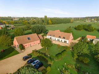 Dit uitzonderlijk & uniek eigendom bevindt zich in een rustige, kindvriendelijke omgeving, op slechts 12 km van Mechelen of Antwerpen. De villa...