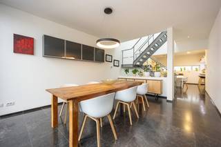 Karaktervolle architectenwoning met een unieke indeling en overvloedige lichtinval in het hart van Turnhout. Epc 109 kWh/m² (Label B)Ligging: Op...