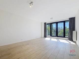 EVERE, vlakbij de NAVO. Mooi ongemeubileerd appartement van ± 62 m² met een balkon van ± 4 m²:Op de 1e verdieping * Hal * Woonkamer van ± 30 m² met...
