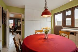 MOOIE WONING MET TUIN IN EEN RUSTIGE WIJK IN NEERVELP Deze mooie, instapklare woning in open bebouwing bevindt zich in Neervelp, een deelgemeente van Boutersem. De woning biedt heel aangename en heldere leefruimtes op het gelijkvloers, 3 kamers op de verdieping en volwaardige zolder- en kelderverdiepingen. De voortuin is aangelegd en de woning is omgeven door een mooie, naturelle tuin met moestuin, serre en tuinhuis.
Omvattende:
Gelijkvloers: inkomhal, zit- en eetkamer, keuken en eetplaats, toiletruimte
Eerste verdieping: nachthal, 3 slaapkamers, badkamer
Zolderverdieping: 4 compartimenten
Kelderverdieping: wasruimte, bureau en technische ruimte, berging, garage
Oprit, terras en tuin: oprit, aangelegde tuin met terras en tuinhuis
Ligging: de woning bevindt zich in Vertrijk, een deelgemeente van Boutersem, en biedt een bijzonder gunstige bereikbaarheid. Bushaltes zijn vlakbij, de aansluiting met de E40 bevindt zich op 1 km en het station van Vertrijk is op 2,5 km.
De beschikbaarheid van deze woning is onderling overeen te komen.
Bekijkt u dit pand via één van onze aanverwante websites, dan verwijzen wij u graag door naar onze eigen website. https://www.itimmo.be/vertijksestraat-21-boutersem