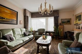 Square Estate presenteert u deze prachtige te renoveren villa, gelegen in een besloten woonwijk in Wemmel, vlakbij alle voorzieningen.Deze villa is...