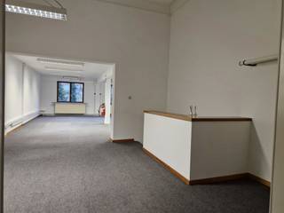 <p>Op zoek naar een inspirerende werkplek op een toplocatie? Deze stijlvolle kantoorruimte, verdeeld over drie verdiepingen met een totale oppervlakte van 240 m², combineert authenticiteit met hedendaags comfort.<br />Bij het betreden van het gebouw word je meteen gecharmeerd door de authentieke uitstraling en de statige trap naar de eerste verdieping. Het pand biedt een aangename werkomgeving met veel natuurlijk lichtinval en een prachtig zicht op de ruime stadstuin. Ideaal voor een verkwikkende pauze of informele meeting in het groen.<br />Er is een keuken met vaatwasser, spoelbak e microgolfoven en twee toiletten. <br />De ligging is uitstekend, vlakbij het station van Mechelen.<br />Een unieke kans voor bedrijven of zelfstandigen die op zoek zijn naar een karaktervolle kantoorruimte met een vleugje klasse en rust in het centrum.<br /><br />Wil je deze kantoorruimte bezoeken bel dan 016/901021 of mail info@future-home.be.<br /><br />EPC: B UC: 20220324-0002570677-KNR-1</p>