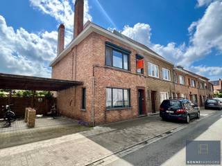 Deze woning met bijgebouw is gelegen in een rustige straat op centrale ligging.<br /><br />Z’n mobiscore van 8,8/10 dankt de woning aan de nabijheid van scholen, buurtwinkels, bakkers, slagers, … op wandel-/fietsafstand. Daarnaast is het centrum van Brugge vlakbij en vlot bereikbaar o.a. via het openbaar vervoer.<br /><br />De woning werd doorheen de voorbije jaren GERENOVEERD MET BEHOUD VAN KARAKTER met nieuwe leidingen (gas, water en elektriciteit), aluminium ramen, geïsoleerde spouwen, de goedgekeurde elektriciteit, 18cm dakisolatie, vernieuwd plat dak, nieuwe carport,… .<br /><br />Indeling:<br />Gelijkvloers: inkom, leefruimte (40m²) met zithoek (haard) en eetplaats, keuken, apart toilet, wasplaats en achterdeur. <br />Eerste verdieping: 2 grote slaapkamers (16 en 13,5m²), badkamer (douche, lavabo en toilet) en vaste trap naar tweede verdieping. Vloeren: massief eiken parket. <br />Tweede verdieping: grote derde slaapkamer en berging.<br />Zolder: bergzolder.<br /><br />Vloeren: massief eiken parket en tegelvloeren. <br /><br />Buiten: carport, zuidgerichte achtertuin, terras en bijgebouw/werkplaats (met 3x380V elektriciteit - ideaal voor machines,..).<br /><br />Er is zowel een regenwaterput als een boorput voorzien.<br /><br />Van deze rustig gelegen halfopen bebouwing met zongerichte tuin uw nieuwe thuis maken?<br /><br />Contacteer Bonne Vastgoed 7 op 7 voor meer info via 050/73.73.73 of info@bonnevastgoed.be