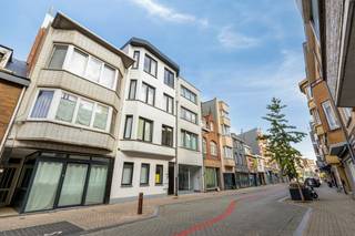Découvrez ce bel appartement entièrement fini, situé dans une petite résidence au cœur de De Panne, à proximité du marché et à distance de marche de la plage.<br /><br />En entrant dans l'appartement, vous accéder à l'entrée qui mène à l'espace de vie lumineux. Grâce aux grandes fenêtres, vous profitez d'une agréable lumière naturelle. Le parquet chaleureux crée une ambiance conviviale et vous pouvez accéder au balcon depuis l'espace de vie.<br /><br />La cuisine ouverte s'intègre parfaitement au séjour et est entièrement équipée. <br /><br />De plus, l'appartement dispose de deux chambres à coucher spacieuses. La salle de bains moderne est équipée d'une douche à l'italienne et d'un meuble-lavabo. Un débarras pratique avec connexion pour une machine à laver. Il comprend également un toilet séparé.<br /><br />Le bien dispose également d'une cave privative située au sous-sol.<br /><br /><strong>ATOUTS :</strong>
<ul>
	<li>Emplacement central</li>
	<li>Deux chambres à coucher spacieuses</li>
	<li>Cave privative</li>
	<li>Électricité conforme</li>
</ul>
<strong>Prix :</strong>

<ul>
	<li>800 €/mois</li>
	<li>Pas de charges de syndic</li>
</ul>