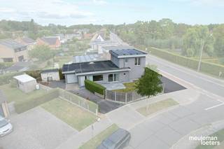 Deze eigentijdse en lichtrijke woning bevindt zich op een boogscheut van Brugge en alle invalswegen rondom (E40, E403,….).<br /><br />De instapklare woning werd volledig en grondig gerenoveerd in 2010 en geniet van een uitstekende energiescore (label B, 144kWh/m²), mede gezien de recente installatie van zonnepanelen (16 stuks).<br /><br />De woning is ingedeeld als volgt:<br />Inkomhal met toegang tot de ruime garage (met elektrisch bediende poort), ruime lichtrijke living, volledig ingerichte open keuken, comfortabele badkamer (met ligbad, douchecel, dubbele wastafel en aansluiting voor WM en DK), koele berging, toilet met lavabo en een beroepsruimte (thans ingericht als automatenshop) met aparte toegang en parking.<br /><br />Indien gewenst kan de beroepsruimte geïncorporeerd worden in de woning.<br /><br />Op de verdieping bevinden zich drie slaapkamers (2x tweepersoons- en 1 kinderkamer) en een tweede badkamer (toilet en dubbele lavabo).<br /><br />De privatieve tuin is volledig omheind en geniet van een zuid- oriëntatie.<br /><br />De oprit biedt parkeergelegenheid voor verschillende wagens en voor het beroepsgedeelte is er nog extra parking aanwezig.<br /><br />De elektrische installatie is conform en de woning is asbestveilig.<br /><br />Alle ramen zijn voorzien van rolluiken (elektrisch bediend op de gelijkvloerse verdieping).<br /><br />Aarzel niet voor een bezoek aan deze instapklare parel! 050 82 37 71