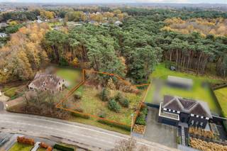 Unieke bouwgrond met maar liefst 34m straatbreedte! Belangrijkste troeven:- Unieke breedte van 34m!- Gevelbreedte mogelijk van ruim 22m!- Gelegen...