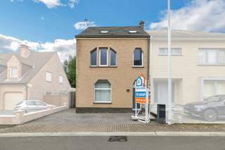<p>Voor meer info of een bezoek, bel 054 78 90 00 - Op zoek naar een instapklare woning met karakter en hedendaags comfort? Deze <strong>halfopen bebouwing</strong> in een <strong>rustige, groene omgeving</strong> in Ninove combineert charme met functionaliteit. De woning, oorspronkelijk gebouwd in 1937 en gerenoveerd in 2014, bevindt zich in goede staat van onderhoud en beschikt over een bewoonbare oppervlakte van ca. 164 m² op een perceel van 300 m². Binnenin geniet u van een<strong> lichtrijke leefruimte</strong>, een functionele keuken en een praktische indeling die perfect aansluit bij de noden van een gezin. Op de verdieping bevinden zich <strong>drie volwaardige slaapkamers</strong> en een badkamer uitgerust met bad, douche en toilet. Daarnaast is er een apart gastentoilet op het gelijkvloers. De woning is <strong>volledig onderkelderd</strong>, wat zorgt voor extra opslagruimte en praktische mogelijkheden. Buiten geniet u van een <strong>aangename tuin en terras</strong>, ideaal om tot rust te komen in een groene omgeving. De residentiële ligging biedt een goede bereikbaarheid met winkels, scholen en openbaar vervoer in de nabije omgeving. Extra troef is het <strong>gunstige EPC-label C</strong> (275 kWh/m²jaar), wat bijdraagt aan energiezuinig wonen. Een interessante opportuniteit voor wie op zoek is naar een solide en comfortabele gezinswoning.</p>