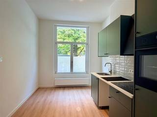 <p><span>GENT </span><span>- Ben je op zoek naar een appartement met 1 slaapkamers op een centrale ligging te Gent?</span></p><p><span>Dan is dit appartement misschien iets voor u.</span></p><p><span> </span></p><p><span>De belangrijkste troeven in een notendop:</span></p><ul><li><span>Energiezuinig gerenoveerd appartement (EPC B)</span></li><li><span>Lichtrijk appartement</span></li><li><span>Aangename ligging aan de Hagelandkaai, vlak bij het water en Portus Ganda</span></li><li><span>Vlotte bereikbaarheid met openbaar vervoer en station Gent-Dampoort op wandelafstand</span></li></ul><p><span> </span></p><p><span>Zo ziet het appartement eruit:</span><span><br />Leefruimte met open keuken, uitgerust met koelkast, oven.<br />1 slaapkamer met douchecabine en een apart toilet. </span></p><p><span>Belangrijk:</span><span><br />Beschikbaar vanaf: 1/10/2026<br />Huurprijs: € 990<br />EPC: B (195 kWh/m2)</span></p><p><span>Voor een bezoek ter plaatse, vul zeker uw huurdersprofiel via onze website.</span></p><p><span> </span></p>