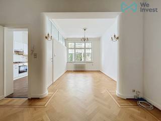 E-mail: clara.ja@weinvest.be
Tel.: 0456 12 69 85
We Invest stelt u met plezier dit appartement met één slaapkamer en tuin voor, gelegen op het gelijkvloers van een gebouw aan Avenue de l'Aulne 82 in Ukkel.
Het appartement bestaat uit een inkomhal, een gastentoilet, een volledig uitgeruste keuken van 12 m², een lichtrijke woonkamer van 32 m², een wintertuin van 13 m², een privétuin, een slaapkamer van 20 m² en een badkamer. U beschikt eveneens over een privatieve kelder.
Gelegen aan de Avenue de l'Aulne geniet het appartement van een rustige residentiële omgeving, terwijl winkels, openbaar vervoer en tal van groene zones zich in de onmiddellijke nabijheid bevinden.
Gemeenschappelijke kosten: €10/maand (onderhoud van de verwarmingsketel en de gemeenschappelijke delen)
EPC: G
Zeker een bezoek waard!
Ontdek meer exclusieve panden op: www.weinvest.be