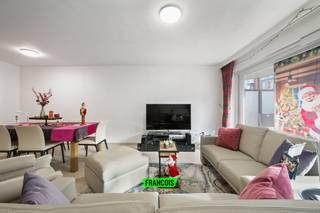 Dit ruim en modern tweeslaapkamerappartement bevindt zich pal in het centrum van Oostende. In de omgeving heeft u al het moois wat Oostende te...