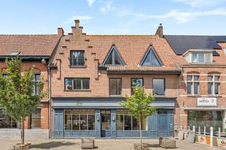 - Unique commercial property with accompanying duplex apartment- Excellent location in the center of Dadizele, opposite the basilica: Plaats 9-...