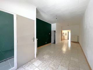 <p><span>KLOOSTERSTRAAT 23, 2850 BOOM</span></p><p><span>Woning nabij het handelscentrum!</span></p><p><span> </span></p><p><span>Deze woning bevind zich op wandelafstand van het handelscentrum.</span></p><p><span>Winkels en scholen zijn allen nabij en veilig te bereiken. De straat is een enkelrichtingsstraat.</span></p><p><span> </span></p><p><span>Met EPC-label C, scoort de woning scoort goed op energetisch vlak.</span></p><p><span>Dit is dankzij de dakisolatie, HR-beglazing en centrale verwarming.</span></p><p><span> </span></p><p><span>Op het gelijkvloers vinden we een inkomhal, leefruimte, keuken, apart toilet, berging en een terras.</span></p><p><span>Op Verd. +1: Twee slaapkamers en een badkamer.</span></p><p><span>Op Verd. +2: Een zolderkamer. </span></p><p><span>Op Verd. -1: een bergkelder. </span></p><p><span> </span></p><p><span>Voor meer info kan u ons bereiken via 03 888 44 01 of via <span>info@immodillen.be</span></span></p><p><span> </span></p>