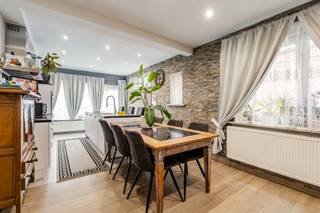 <p>Deze gesloten bebouwing in Machelen combineert ruimte, comfort en een praktische indeling op een rustige ligging vlak bij het centrum en de invalswegen. De woning werd volledig gerenoveerd in 2013 en biedt vandaag een instapklaar geheel met vier slaapkamers, een ruime loods en een veelzijdige tuin van 469 m². Dankzij de zonnepanelen en warmtepomp geniet u bovendien van extra energiezuinigheid en hedendaags wooncomfort. De combinatie van wonen, opslagruimte en buitenruimte maakt dit huis bijzonder interessant voor gezinnen of zelfstandigen die extra plaats zoeken. Een residentiële ligging met vlotte bereikbaarheid vormt hier een extra troef.</p>

<p><strong><u>Belangrijkste ruimtes:</u></strong><br />• Inkomhal (13,3 m²) met toegang tot de verschillende leefruimtes<br />• Gezellige living (28,5 m²)<br />• Functionele keuken (11,6 m²)<br />• Badkamer (4,4 m²)<br />• Vier slaapkamers van 8,2 m², 14,54 m², 17,8 m² en 24,5 m²<br />• Nachthal (9,5 m²)<br />• Kelder (47,4 m²)<br />• Ruime loods/hangar (94 m²) geschikt voor stockage, hobby of professioneel gebruik<br />• Grote tuin (469 m²)</p>

<p><strong><u>Troeven:</u></strong><br />• Volledig gerenoveerde woning sinds 2013<br />• Zonnepanelen en warmtepomp voor extra energie-efficiëntie<br />• Grote loods en ruime tuin op rustige ligging nabij centrum Machelen</p>

<p><span>Meer informatie of een bezoek met Margaux Mulkers? Contacteer ons via +3223351114<br />J</span>OUW DROOMHUIS. ZO GEVONDEN!</p>