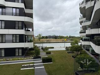 <strong>Dit appartement is beschikbaar vanaf 1 november 2026!<br />Vaste kosten: € 75,00 per maand + € 50,00 per maand provisie verwarming (je hebt zelf GEEN gascontract nodig!)<br />Autostaanplaats mogelijk bij te huren aan € 75,00 per maand! </strong><br /><br />Ontdek dit charmante en rustig gelegen appartement met twee slaapkamers, perfect voor wie op zoek is naar comfort én een groene omgeving.<br /><br />De leefruimte en open keuken bieden een prachtig uitzicht op het ruime terras, dat uitnodigt tot ontspannen momenten met zicht op de tuin en het water.<br /><br />Het appartement beschikt over twee slaapkamers, een praktische kelderberging en een eigen autostaanplaats. Dankzij de doordachte indeling geniet je van veel lichtinval en een aangename leefomgeving.<br /><br />Gelegen op wandelafstand van Quartier Bleu, winkels, horeca en het centrum zijn vlot bereikbaar, terwijl je toch geniet van de rust en privacy van deze unieke locatie.<br /><br />Het luxueuze, fantastisch gelegen appartement wacht vol ongeduld op een nieuwe bewoner. Surf naar www.vdv-vanderveken.be, kies bij "TE HUUR" voor dit pand en vul de kandidatenfiche in (klik in het gouden balkje op "Ik wil dit pand graag huren!"). Wij contacteren je voor een afspraak!