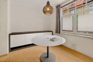 Deze gezellige stadswoning is uitstekend gelegen in het centrum van Diksmuide, op wandelafstand van winkels, horeca, scholen en andere voorzieningen. De woning vormt een aangename combinatie van comfort, praktische ruimtes en een centrale ligging.<br /><br />Bij het binnenkomen betreedt u de gezellige leefruimte. Aansluitend bevindt zich op het gelijkvloers de keuken, evenals een apart toilet en een badkamer. Achteraan de woning bevindt zich een bijzonder aangename stadskoer, waar u in alle rust kunt genieten van het buitenleven. Dankzij de aanwezige zonneluifel creëert u er eenvoudig een comfortabele plek om te ontspannen, ook op zonnige dagen.<br /><br />Daarnaast beschikt de woning over een extra berging/wasplaats, wat zorgt voor de nodige praktische opbergruimte.<br /><br />Op de eerste verdieping bevinden zich twee slaapkamers, waardoor de woning geschikt is als gezinswoning, starterswoning of als interessante investering.<br /><br />Een bijkomende troef is de mogelijkheid om een garage naast de woning aan te kopen. Dit biedt extra parkeergemak en praktische bergruimte, wat in een centrale ligging als deze een mooie meerwaarde vormt.<br /><br />