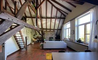 De Potterierei, één van de mooiste ligging aan het water in Brugge. De stille kant van de rei, met sublieme zichten op het Belfort, Sint-Salvatorskathedraal en de Sint-Gilliskerk. Dit ruim dakappartement (114 m2) beslaat de volledige 2<sup>de</sup> verdieping van dit diephuis met lijstgevel de dato 1852 (oudere kern en zijgevel). Een klein gebouw met slechts 3 appartementen, goed onderhouden en regelmatig structureel aangepakt, weinig of geen gemeenschappelijke kosten. Door de hoge open dakconstructie heb je een perfect ruimtegevoel. Het appartement is standaard afgewerkt, heeft een vrij goede EPC score (een ‘kleine’ C, 215 kWh/m2jaar), en heeft toch een aantal onmiskenbare eye-catchers :<br />De zeer ruime living onder het hoge (zichtbare) dakgebinte met trap en mezzanine, de ruime slaapkamers, de rust van het gebouw en … de uitzichten. Indeling : ruime inkom, grote living met 2 dubbele ramen uitgevend op de rei onder het hoge zichtbare dakgebinte (in de living is een rechte trap voorzien die leidt naar een mezzanine/bureau op het verdiep), praktisch ingerichte recent vernieuwde keuken met aanrecht/kastenwand/tablet en de gebruikelijke toestellen, nachtgang, toilet met lavabo, ruime badkamer met 2 lavabo’s, ligbad met douchescherm en aansluiting voor wasmachine, 2<sup>e</sup> ruime slaapkamers, beiden met veluxraam. Cv berging toegankelijk via de trapplaats (recente cv gas condensketel merk Bulex). G-score:B - P-score:B<br /><br /> 