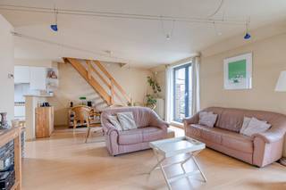 Vivre au cœur de la ville. Cet appartement duplex économe en énergie (EPC B) se trouve à quelques pas des boutiques, des cafés et de la gare...