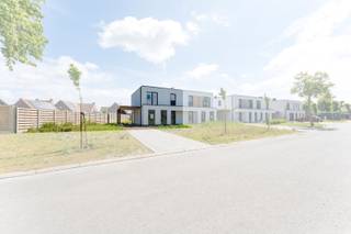 Deze moderne nieuwbouwwoning te Koekelare bestaat uit: <br /><br />Gelijkvloers: inkomhal - gastentoilet - lichtrijke living met open ingerichte keuken - berging/wasplaats - carport.<br />Op 1ste verdieping: nachthal - afzonderlijk toilet - 3 slaapkamers - badkamer. - technische ruimte.<br />Troeven van deze woning: <br />- unieke ligging, nabij het centrum van Koekelare <br />- energiezuinig<br />- kwalitatief en duurzaam afgewerkt<br />EPC: Woning in aanbouw<br />Prijs 384 960 € (exclusief registratierechten op de bouwgrond, exclusief BTW op de constructie- en aansluitingskosten).