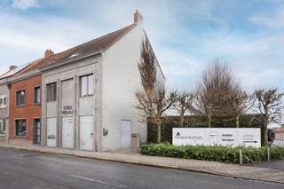 In de www.lauwbergstraat141.be (url kopiëren en plakken indien doorklikken niet lukt) in Lauwe stellen we jou graag deze ruime woning voor met...