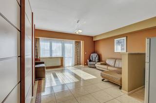 <p>Voor meer info of bezoek bel 02/884.23.26</p><p></p><p>Dit <strong>instapklare appartement </strong>bevindt zich op de <strong>eerste verdieping</strong> van een <strong>kleinschalige residentie </strong>met slechts 5 entiteiten.</p><p>Het appartement beschikt over een inkomhal, <strong>aangename leefruimte met veel natuurlijk licht</strong>, keuken, slaapkamer en een badkamer.</p><p></p><p>Dankzij de hoogrendementsbeglazing in PVC en het zeer <strong>gunstige EPC-label B (106 kWh/m² jaar)</strong> geniet u bovendien van een energiezuinige woonst. Extra troeven zijn de <strong>privatieve kelder</strong> die zorgt voor bijkomende opbergruimte en mogelijkheid tot parkeren achter het gebouw (niet privatief). Toegang via elektrische sectionaalpoort.</p><p></p><p>De <strong>centrale ligging</strong> vormt een absolute meerwaarde. Winkels, openbaar vervoer en andere dagelijkse voorzieningen bevinden zich op wandelafstand, terwijl u dankzij de nabijheid van belangrijke invalswegen, de Brusselse ring en de E40 geniet van een vlotte en snelle verbinding naar omliggende gemeenten en Brussel.</p><p>Maandelijkse lasten: 80 euro</p><p>Een ideale opportuniteit voor starters, alleenstaanden of investeerders die op zoek zijn naar een <strong>praktisch en verzorgd appartement</strong> op een gunstige locatie. Maatregelen opgenomen in het maatregelenregister: nee.</p><p></p><p></p><p><strong>Interesse? Contacteer ons voor meer informatie of plan een bezoek.</strong></p>