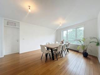 Centrally located in a prime location in Kortrijk is the small-scale residence “Binnenhof”. The apartment underwent a complete renovation while retaining the characteristic elements.<br /><br />The apartment is located on the entire 3rd floor and is arranged as follows: <br />- entrance with cloakroom and separate guest toilet <br />- spacious and bright living space <br />- open kitchen with spacious dining room<br />- then a practical storage room with built-in wardrobes and washing machine connection<br />- bedroom with dressing<br />- bathroom with bath/shower<br /><br />The unique charm, location, size and view of greenery are the absolute strengths of this apartment.<br /><br />You can rent a garage box (optional): €75/month<br />Common costs: €50/month<br />Available from 15/09/2026!<br /><br /><br />Curious about this topper? Then quickly request your visit via www.dewaele.com