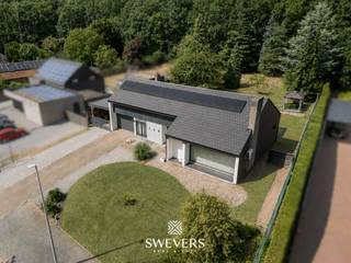 Voor meer info en foto’s, surf naar www.swevers.be – Ruimte, comfort en een groen uitzicht staan centraal in deze gelijkvloerse open bebouwing aan de Koerselsesteenweg 168 in Koersel. De woning werd gebouwd in 1973 en ligt op een uitzonderlijk perceel van 2.086 m². Met een bewoonbare oppervlakte van 339 m², vier slaapkamers en tal van extra ruimtes is dit een ideale gezinswoning, maar ook bijzonder geschikt voor wie wonen en werken wil combineren. Een grote troef is de ruime zolder van maar liefst 186 m² met Veluxramen. Deze biedt mogelijkheden voor extra slaapkamers, hobbyruimte of speelkamer. Ook een verdere invulling in functie van kangoeroewonen behoort tot de mogelijkheden. Doorheen de jaren werden belangrijke renovaties uitgevoerd aan onder meer het dak, de ramen, verwarming, keuken en verwarmingsketel. Daarnaast beschikt de woning over zonnepanelen, airconditioning, een alarminstallatie, een regenwaterput van 10.000 liter en een driefasige elektriciteitsaansluiting. De lichtrijke living van 42 m² sluit aan op de vernieuwde keuken. Verder zijn er een badkamer, apart gastentoilet, een wasplaats en vier slaapkamers van 18 m², 17,5 m² en tweemaal 10,5 m². De slaapkamer aan de voorzijde kan perfect ingericht worden als bureau of praktijkruimte. Ideaal voor zelfstandigen, mensen met een bijberoep of iemand die veel van thuis uit werkt. Extra troeven zijn de inpandige garage van 21 m², carport, een volledig onderkelderde verdieping van 177 m². De ruime tuin geniet van veel privacy en een prachtig groen uitzicht. Het perceel is volledig afgesloten, hetgeen ideaal is voor mensen met huisdieren. Winkels, scholen, restaurants en het centrum van Beringen liggen op ongeveer 1 km. Openbaar vervoer bevindt zich op amper 50 meter. Voor meer informatie, bel 011 255 155. Bron bewoonbare oppervlakte: EPC – verslag.