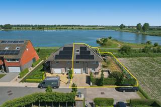 KIJKDAG zaterdag 25/7/26 van 10u tot 12u! (inschrijven via residentievastgoed.be)<br /><br />Energiezuinige woning met 5 slaapkamers en uniek panoramisch zicht te Sint-Joris op 457 m².<br />Bent u op zoek naar een ruime, toekomstbestendige woning op een toplocatie? Deze perfect onderhouden halfopen bebouwing (2006) combineert een zee van ruimte (246 m² bewoonbaar) met een uitzonderlijk panoramisch uitzicht over de velden en het spaarbekken van Sint-Joris. Dankzij het uitstekende EPC-label A geniet u hier van een uiterst laag energieverbruik en maximaal wooncomfort.<br />Op het gelijkvloers vinden we een ruime inkomhal met gastentoilet en berging, praktische wasplaats en inpandige garage. Er zijn ook 2 slaapkamers en een nieuwe badkamer.<br />Op het 1ste verdiep bevindt zich de lichtrijke leefruimte met aansluitend een kwalitatieve keuken die uitgeeft op het terras, verder is hier ook een 3e slaapkamer met ensuite badkamer en apart toilet.<br />Op het 2de verdiep is er de nachthal die toegang biedt tot slaapkamer 4 (met eigen terrasje) en slaapkamer 5.<br />Grootste troeven:<br />Topscores op energie: EPC 97 kWh/m² (Label A - geen renovatieplicht), 15 zonnepanelen, thuisbatterij (5 kW), laadpaal en een regenwaterput van 10.000L.<br />Ruimte voor het hele gezin: 5 slaapkamers en 2 badkamers, slim verdeeld over de verdiepingen.<br />Kortom, een instapklare, hypermoderne gezinswoning op een droomlocatie. Plan snel uw bezoek en laat u betoveren door het uitzicht!<br />"De vermelde prijs is een richtprijs. Elk bod wordt overgemaakt aan de eigenaar, die zich het recht voorbehoudt het bod al dan niet te aanvaarden."<br />De ve