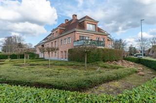 <strong>Luxeueuze penthouse met 3 slaapkamers, terras en dubbele garagebox te Turnhout</strong><br />EPC: B-label | Elektriciteit conform | Bewoonbare opp. 260 m²<br /><br /><strong>Gunstig gelegen</strong> aan de Ring van Turnhout met een vlotte bereikbaarheid naar de autostrade <strong>E34 Antwerpen-Nederland </strong>en in de nabijheid van het centrum, winkels, scholen en openbaar vervoer. Alsook op wandelafstand van een groene omgeving. <br /><br />Dit knappe en lichtrijke dakappartement beschikt over een oppervlakte van maar liefst 260 m² en een zonnig terras op het ZO van 20 m² met automatische zonneluifel. <br /><br />We betreden dit prachtige appartement via de inkomhal met gastentoilet en ruimte voor vestiaire. <br />De aangename en ruime woonkamer van 85 m² met een lichtrijke eethoek en gezellige zithoek biedt een zeer ruimtelijk gevoel door het hoge plafond en de vele ramen rondom. De mooie open keuken bestaat uit een gasvuur met dampkap, combi-oven, koelkast en vaatwasser en een groot keukeneiland van composiet waar het gezellig vertoeven is. Aansluitend aan de keuken vinden we een praktische en grote voorraadberging. Via de open trap in de woonkamer komen we terecht in de mezzanine, waar men een aangename bureauruimte, thuiswerkplek of extra zit- of leeshoek kan creëren.<br /><br />Tevens beschikt dit luxeappartement over 3 volwaardige slaapkamers, een volledig ingerichte dressing en 2 badkamers. De luxueuze badkamer is uitgerust met een ligbad, inloopdouche, badkamermeubel met dubbele wastafel en een toilet en grenst aan de masterbedroom.<br />De twee grote slaapkamers zijn verbonden door een badkamer met douche en wastafel. Ideaal voor kinderen of gasten. Verder treffen we vanuit de nachthal nog een tweede aparte wasplaats-berging.<br /><br />De grote ondergrondse <strong>garagebox </strong>met automatische poort van +\- 50 m² biedt plaats voor 2 wagens, extra berging en fietsenstalling en is inbegrepen in de verkoopprijs.