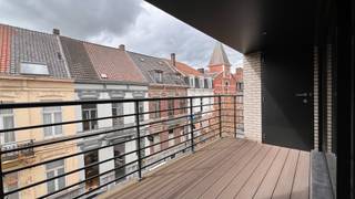 Dit lichtrijke tweeslaapkamerappartement is gelegen op de tweede verdieping van een kleinschalige residentie met slechts twee wooneenheden, pal in het centrum van Roeselare. Dankzij deze uitstekende ligging bevinden winkels, horeca en openbaar vervoer zich op wandelafstand, terwijl u toch geniet van rust, privacy en optimaal wooncomfort. Het gebouw is bovendien uitgerust met een lift, wat bijdraagt aan extra comfort en toegankelijkheid.<br /><br />Via de inkomhal betreedt u de ruime leefruimte, die baadt in het natuurlijke licht en voorzien is van airconditioning en zonnescreens aan de voorzijde, wat zorgt voor een aangenaam binnenklimaat in elk seizoen. Aansluitend bevindt zich de modern ingerichte keuken met hoogwaardige ATAG-toestellen, waaronder een kookplaat, spoelbak, microgolfoven, oven, koelkast en vaatwasmachine. Het volledige appartement werd steeds zeer goed onderhouden en verkeert in uitstekende staat.<br />Verder beschikt het appartement over twee volwaardige slaapkamers en een stijlvolle badkamer met dubbele wastafel, ligbad en aparte douche. Daarnaast is er een praktische berging met aansluiting voor wasmachine. De verwarming gebeurt via centrale verwarming op gas. Daarnaast is een waterverzachter aanwezig. <br /><br />Tot slot beschikt het appartement over twee terrassen, zowel aan de voor- als achterzijde, waardoor u op elk moment van de dag van de zon kan genieten.<br />Een instapklaar, comfortabel appartement op een absolute topligging — zeker een bezoek waard!<br /><br />Beschikbaar vanaf: 1 mei 2026<br />Gemeenschappelijke kosten: €100/maand<br /><br /><u><strong>Benieuwd naar dit appartement?</strong></u><br />Ga naar de website www.dicasa.be, klik op het pand dat je wenst te huren en vul via de knop "Bezoek aanvragen" een kort profiel in. Daarna nemen we contact met je op voor een bezoek. Telefonisch kunnen er geen afspraken gemaakt worden.<br /> 