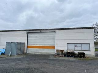 <strong>Magazijn </strong>- <strong>bergplaats - wind en waterdicht </strong>
<p> </p>
<p>Afgesloten ruimte van 200 m² met apart bureel.<br />Laden en lossen via gemeenschappelijke sectionaal poort. Ruimte heeft goede hoogte om optimaal te gaan stockeren.</p>
<p>Lichtstraten. Elektriciteit / stopcontacten <br /> </p>
<p>Perfecte bereikbaarheid - vlakbij op- en afrit E17<br /><br />Beschikbaarheid: 1/8/2026<br /><br />Huurprijs: € 580 + btw</p>